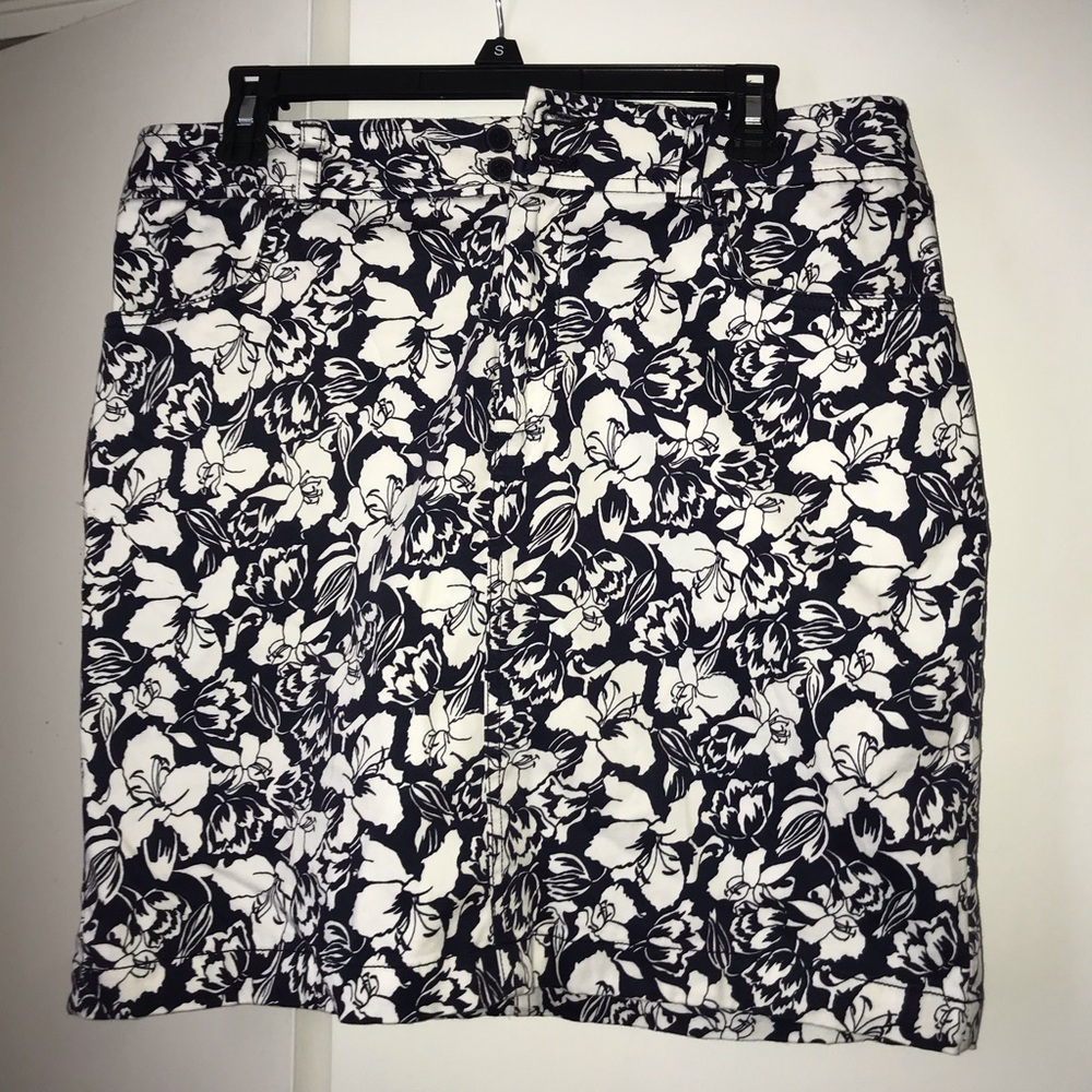 Women’s floral mini skirt